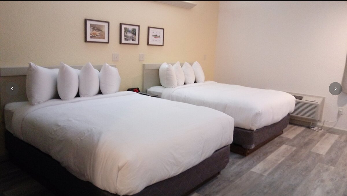 Rivers Edge Motel room